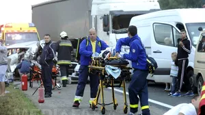 ACCIDENT GRAV ÎN UNGARIA: Trei români au murit şi 18 au fost răniţi. Cum s-a produs accidentul - FOTO şi VIDEO