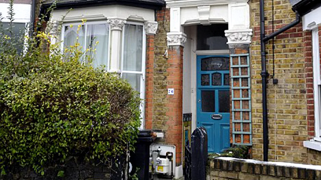 O familie de români s-a mutat ilegal în casa unor britanici din Londra