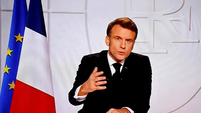 EXTERNE Macron, acuzat că a flirtat cu o actriță. Astfel s-ar explica incidentul din avion cu soția lui
