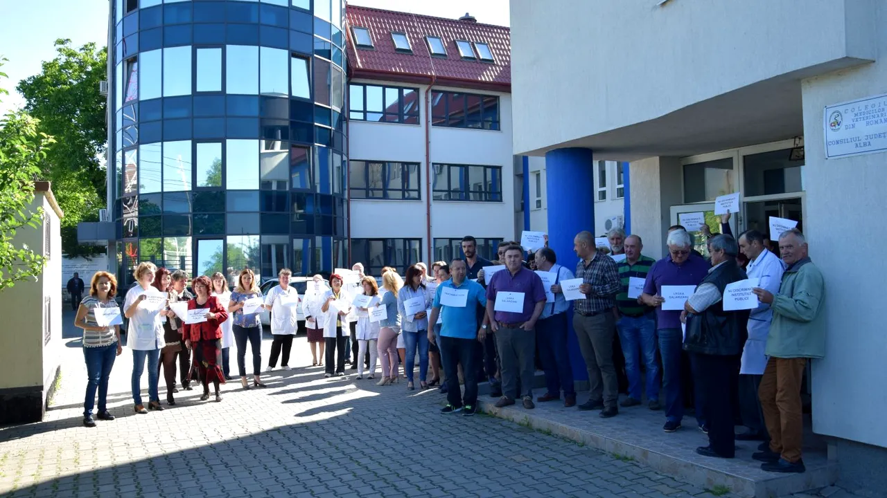 Legea salarizării stârneşte PROTESTE în ţară: angajaţii din domeniul sanitar-veterinar au ieşit în Alba/ Aproximativ 100 de profesorii şi muzeografi au ieşit în stradă la Iaşi