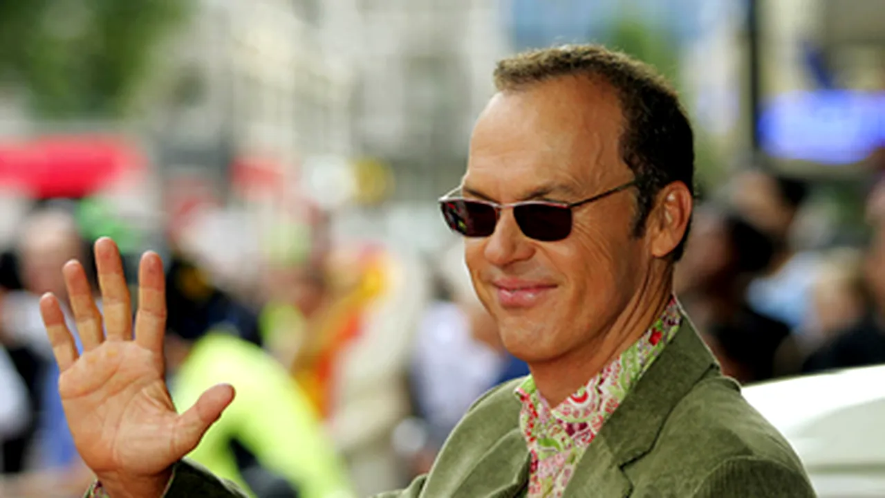 Michael Keaton îi dă viaţă lui Ken, partenerul lui Barbie, în 