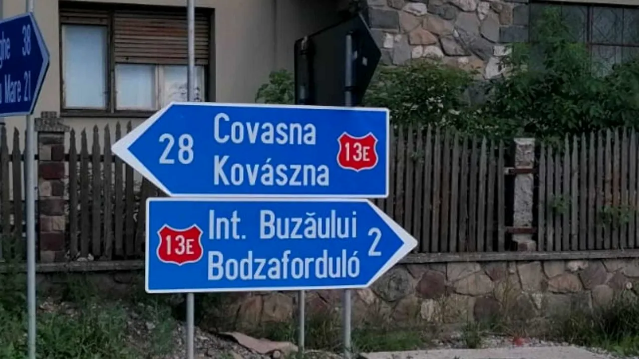 Indicatoarele bilingve montate la Întorsura Buzăului, care au fost şi vandalizate, vor fi înlocuite