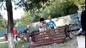 Inedit: primarul unui oraş din România va discuta cu copiii care au dărâmat câteva bănci dintr-un parc