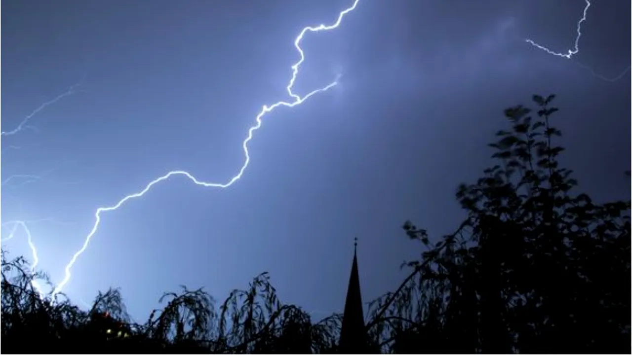 Avertizare METEO. Furtuni şi ploi torenţiale, din noaptea de luni spre marţi 