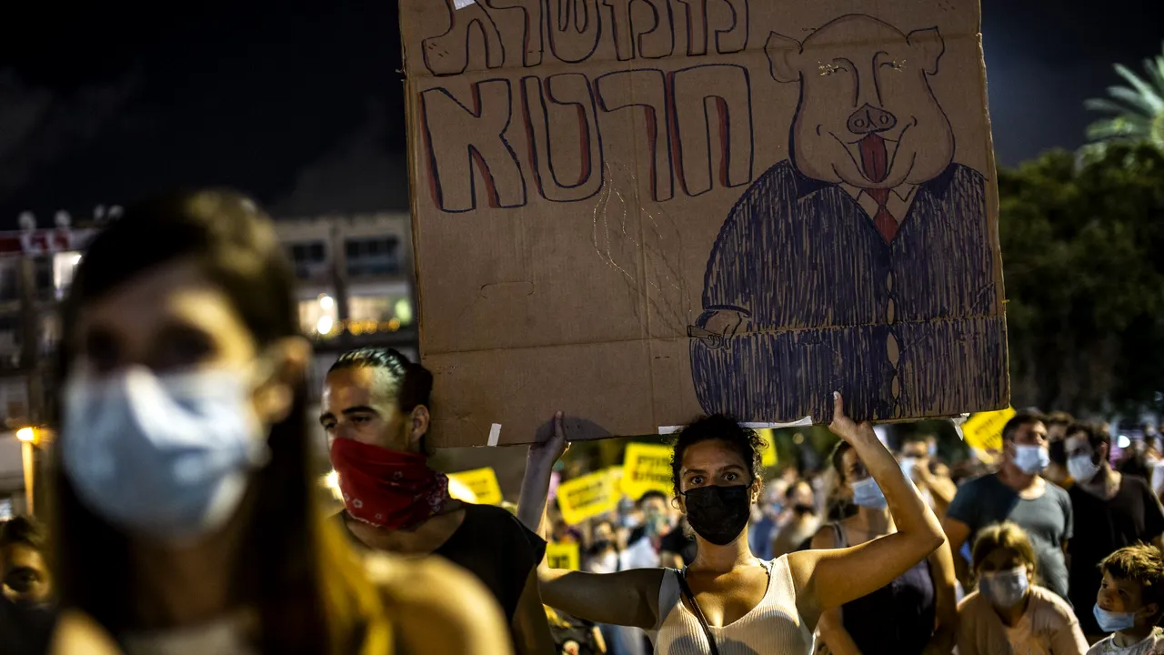 Mii de israelieni au ieşit în stradă pentru a protesta împotriva guvernului la Tel Aviv. Protestatarii critică măsurile adoptate de premierul Netanyahu în gestionarea crizei coronavirusului