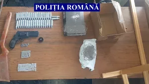 Înarmat până-n dinţi. Ce au găsit poliţiştii în locuinţa unui tânăr din Timiş