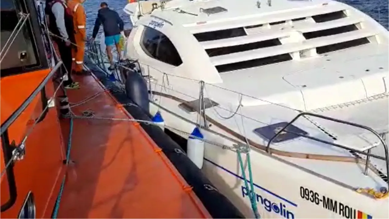 VIDEO Momente tensionate pentru patru persoane, la bordul unui yacht. Catamaranul s-a izbit de stabilopozi şi a început să ia apă, la Agigea