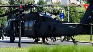 Poliţişti de la rutieră dirijau circulaţia în intersecţie când a aterizat elicopterul militar. „Puteam să asistăm la o tragedie”