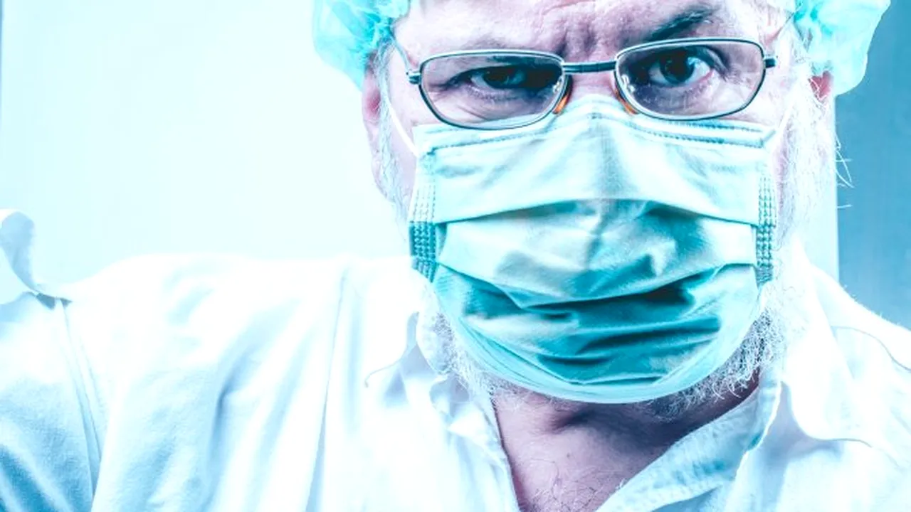 Doctorul care a ignorat coronavirusul şi a tuşit spre colegii săi a fost arestat