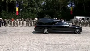 Moment istoric. Garda de Onoare îi prezintă ultimul onor președintelui Ion Iliescu: se înclină drapelul