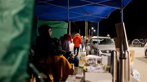 PREZENTUL FĂRĂ PERDEA Marius Oprea / Biserica şi războiul ucrainean: căldura unui lighean albastru cu gogoşi, împărţite la frontieră pentru refugiaţi