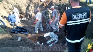 Reportaj AFP: Slavianskul a deschis, în stare de şoc, prima groapă comună din Ucraina - FOTO