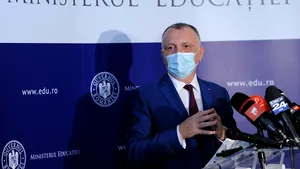 Elevii şi-ar putea face testele Covid sub supravegherea profesorilor. Anunţul lui Cîmpeanu