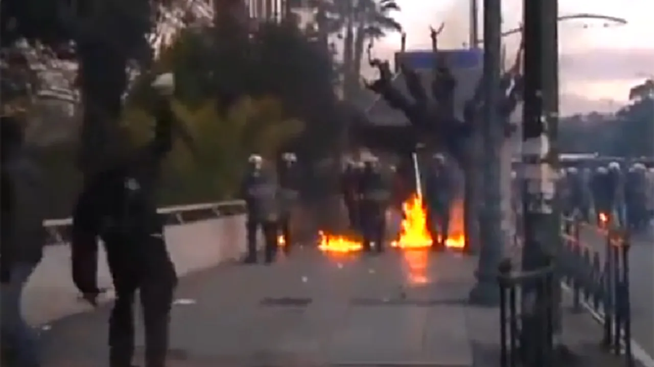 PROTESTELE DIN GRECIA: Cel puţin 45 de clădiri avariate şi 67 de persoane arestate, în urma violenţelor din Atena - VIDEO