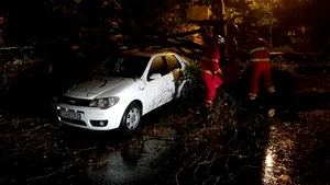 Bilanţul ploilor din ultimele 24 de ore: Zeci de persoane au fost salvate de pompierii militari/ 72 de localităţi afectate de inundaţii | FOTO, VIDEO