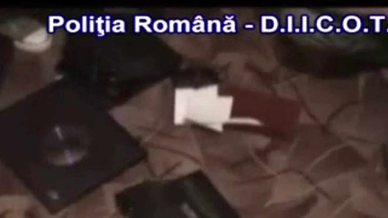 Trei bihoreni care au clonat cardurile a peste o sută de clienţi ai unei bănci, trimişi în judecată