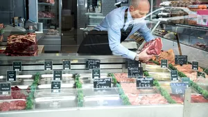 Suspiciune de toxiinfecţie alimentară la o măcelărie din Alba. Trei persoane au ajuns la spital 