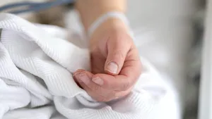O tânără de 25 de ani, paralizată după ce a sărit de pe acoperiș în urma unui viol în grup, a murit prin eutanasie