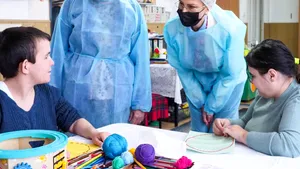 Restructurarea centrelor pentru adulţi cu dizabilităţi care au peste 50 de beneficiari, prioritară. Ce declară ministrul Muncii, Raluca Turcan