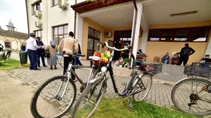 Nu ne vaccinăm, nu ne relaxăm. Greu cu informarea şi vaccinarea, în rural. Cazul unei comune din Olt