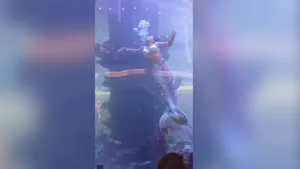 VIDEO Momente de groază. O femeie într-un costum de sirenă a rămas blocată pe fundul unui acvariu după ce coada a rămas agăţată de un recif artificial 