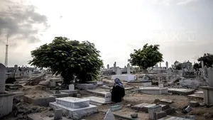 RAIDURI în Fâşia Gaza, inclusiv asupra unui cimitir. 19 oameni, între care patru copii, au murit