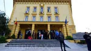 Alegătorii din provincie n-au putut vota, timp de trei ore, la secţia 86 de lângă Gara de Nord