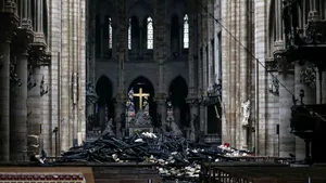 1000 de tricouri inscripţionate cu imaginea Catedralei Notre-Dame, vândute în doar 30 de minute de clubul sportiv Paris Saint-Germain | FOTO