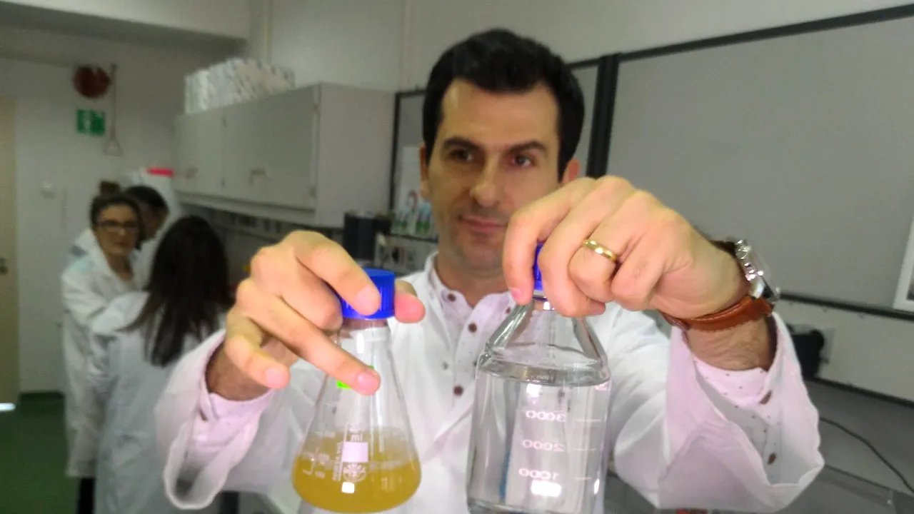 GALERIE FOTO Oamenii de ştiinţă români vor să obţină o sursă alternativă de acizi graşi esenţiali pentru vegetarieni dintr-o microalgă din Pacific
