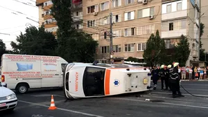 ACCIDENT GRAV la Ploieşti: O ambulanţă s-a răsturnat după ce a fost lovită de un autoturism. Cinci persoane, la spital - FOTO