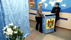 Sute de studenţi basarabeni vin la Bucureşti să voteze (Video)