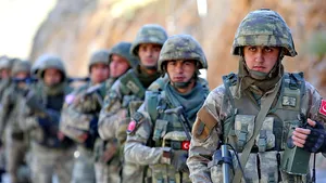 Militarii turci din străinătate au primit ordin să îi spioneze pe colegii care au dezertat - presă