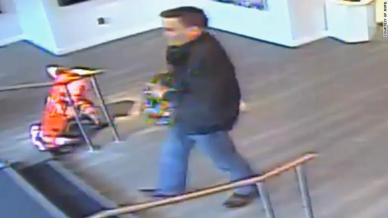 Cum a reuşit un bărbat să fure, în mijlocul zilei, o sculptură foarte valoroasă: ”S-a aflat în locul potrivit, la momentul potrivit” | VIDEO