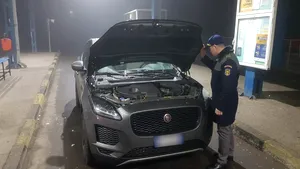 Autoturism marca Jaguar de 200.000 de lei, căutat în Italia, descoperit la intrarea în România. Cine era şoferul - FOTO