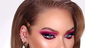 O vedetă a vlogurilor dedicate cosmeticii a mărturisit că este transgender. Are milioane de fani