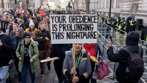 Confruntări violente pe străzile Londrei. Zeci de protestatari care participau la un marş anti-lockdown au fost arestaţi