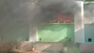 Incendiu violent într-un bloc din Galaţi. Şase persoane au fost evacuate - FOTO, VIDEO