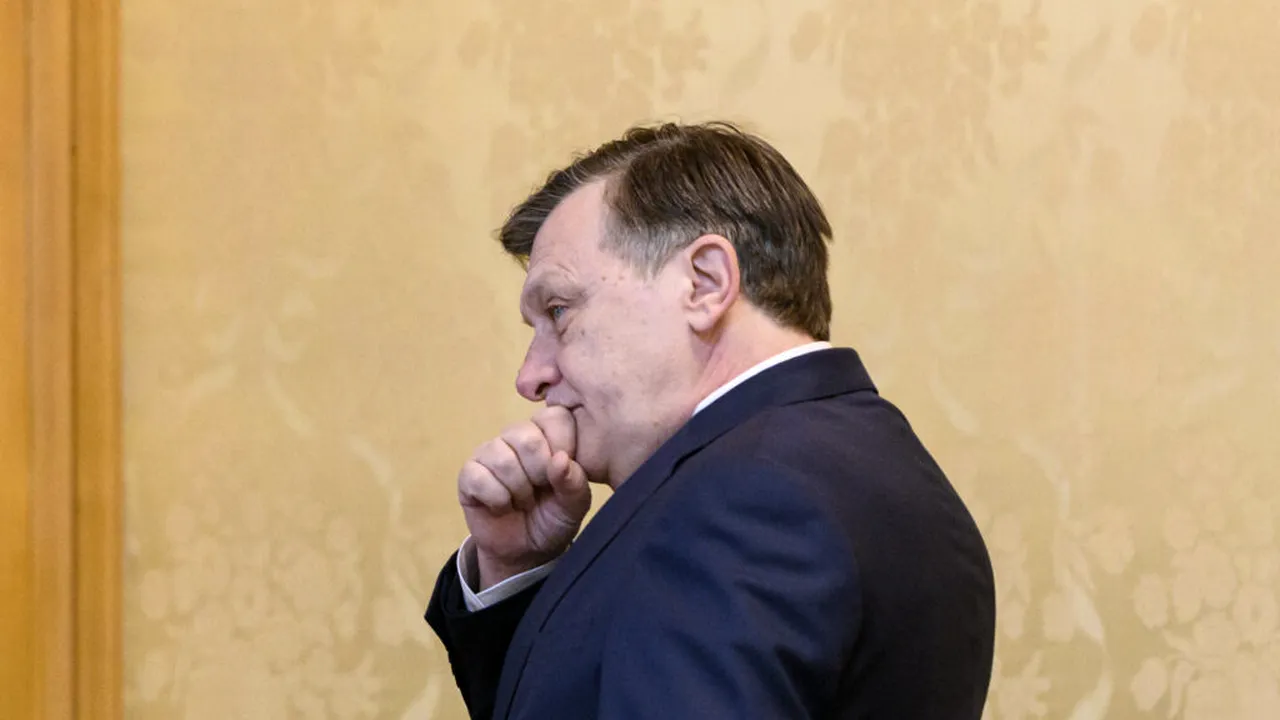 Pe cine ar arunca din barcă Antonescu dacă ar vâsli cu Ciolacu și Bolojan