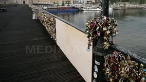 Podul Artelor din Paris, evacuat după ce un grilaj s-a prăbuşit sub greutatea 