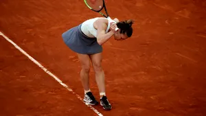 Simona Halep, ELIMINATĂ în turul secund al turneului de la Roma, după ce a pierdut în faţa Marketei Vondrousova 