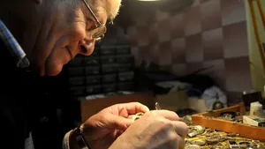 REPORTAJ: Un pensionar clujean are o colecţie de peste 2.500 de ceasuri, cel mai vechi fiind din 1882 - FOTO