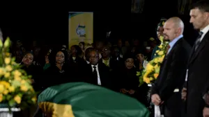 FUNERALII NELSON MANDELA: Corpul neînsufleţit al fostului preşedinte sud-african a fost adus la Qunu, unde va avea loc mâine înmormântarea