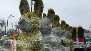 Contractul pentru iepuraşii aurii de Paşte dintr-un sector al Capitalei, anulat. Figurinele ar fi trebuit amplasate în grădiniţe | FOTO