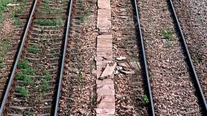 Traficul feroviar în zona Chiajna este ÎNGREUNAT după ce au fost furate cablurile de semnalizare