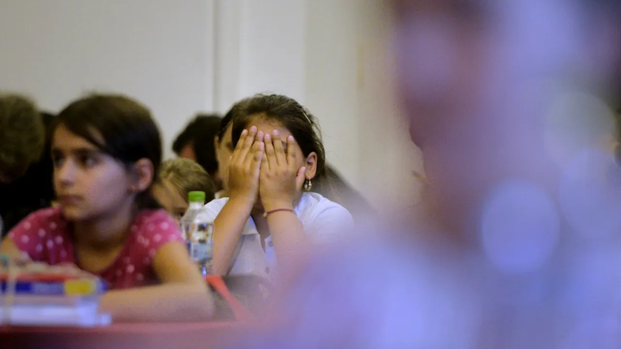 O primă zi de şcoală de NEUITAT: Elevii unei clase de a întâia au făcut orele pe hol/ Ce spune Inspectoratul Şcolar