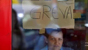 PROTESTELE LA POŞTĂ continuă: 20 de oficii din Bucureşti şi Centrul de Tranzit sunt închise. Şi poştaşii din Cluj au întrerupt lucrul, în prima zi de plată a pensiilor