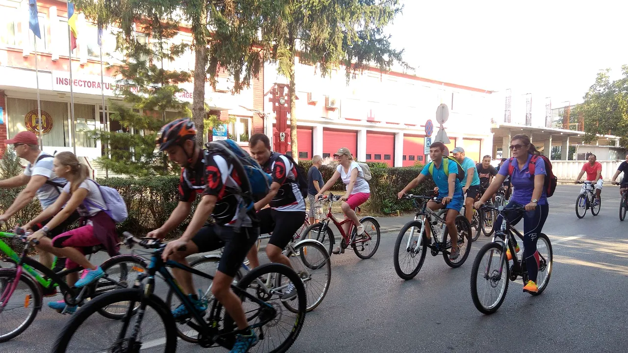 Peste 100 de pompieri pedalează pe străzile Timişoarei pentru a promova voluntariatul