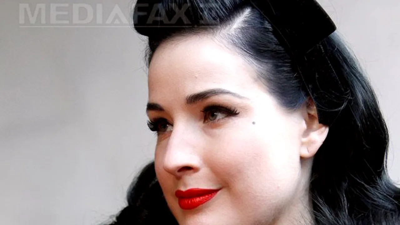 Dita Von Teese va apărea pe etichetele sticlelor de apă minerală Perrier
