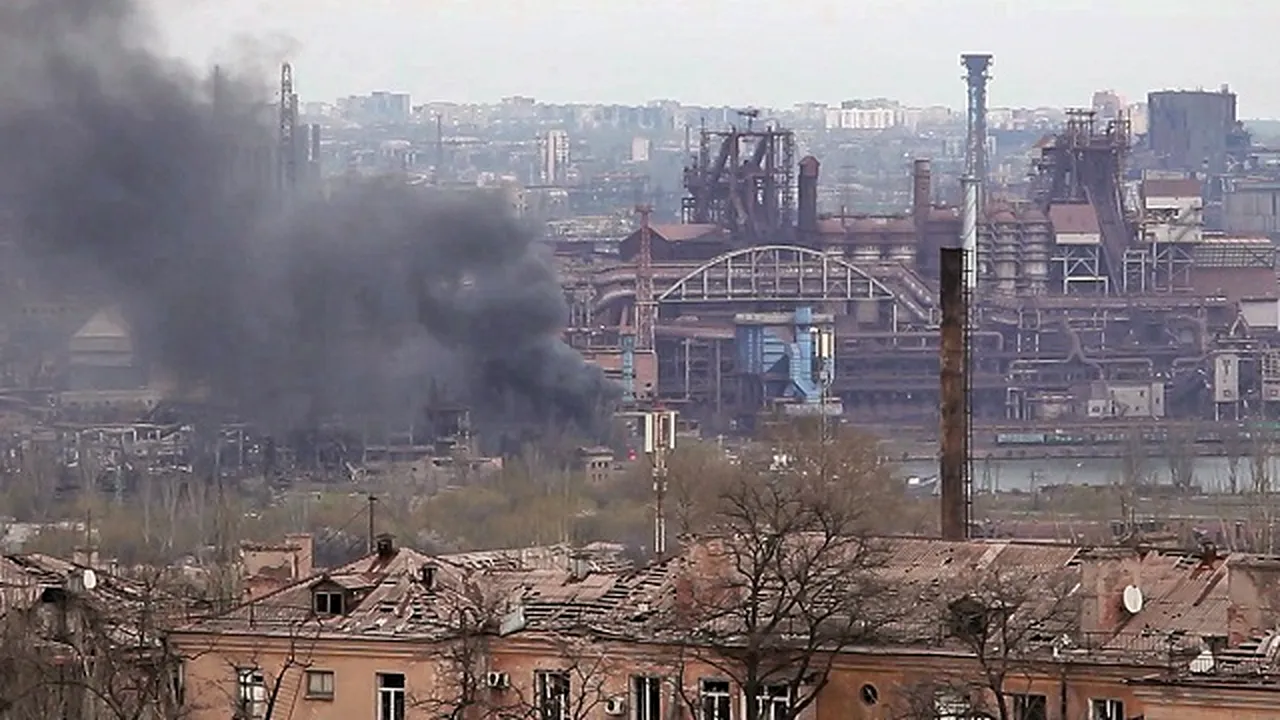 Încă 50 de civili au fost evacuaţi sâmbătă de la uzina siderurgică din Mariupol 