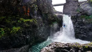 VIDEO Cu caiacul prin „Gaura Cheii”, cascada de 35 metri înălţime